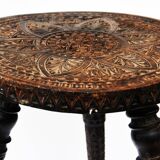 Tabouret de traite russe en bois noirci sculpté, fin du XIXe siècle