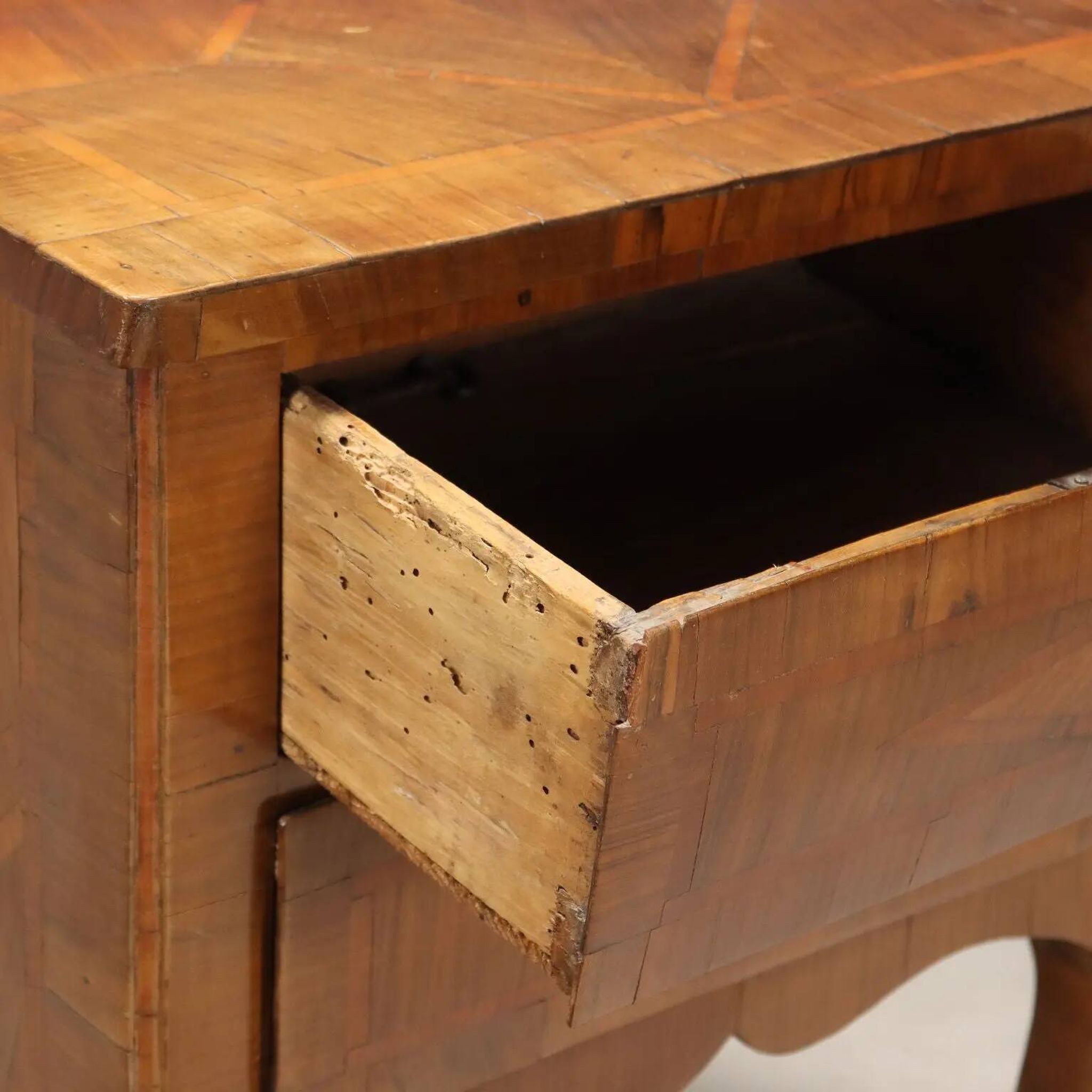 Antique baroque bedside table in walnut and rosewood, Italy, 18th century.