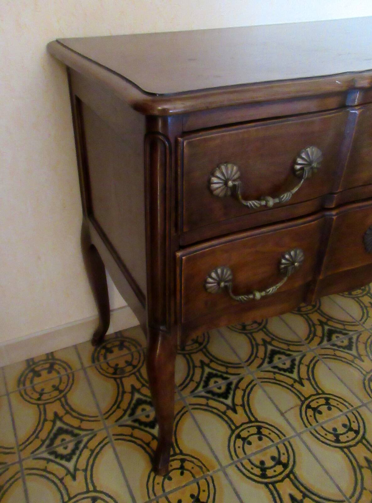 Small "crossbow" chest of drawers, Louis XV style, in walnut