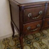 Small "crossbow" chest of drawers, Louis XV style, in walnut