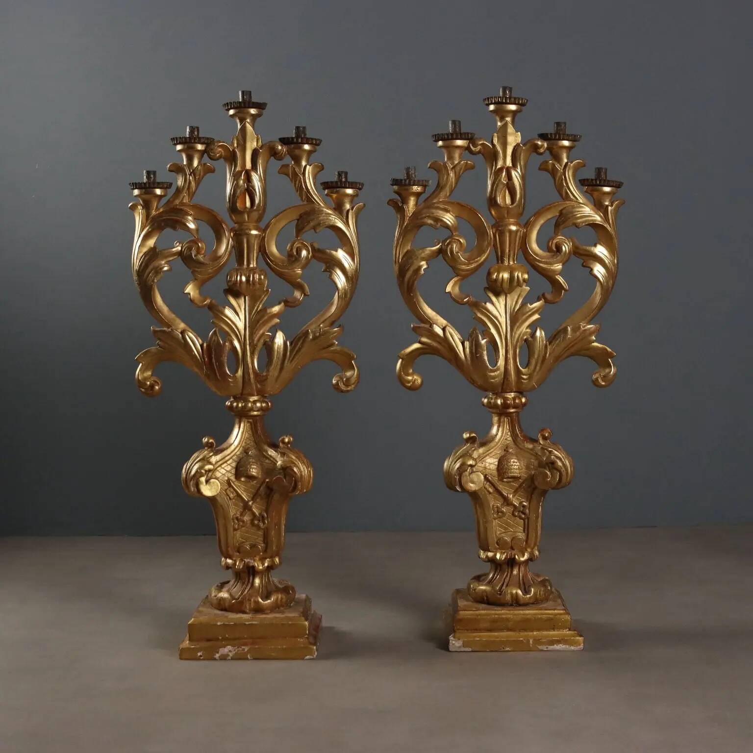 Paire de candélabres anciens en bois sculpté et doré, 5 lumières, XVIIIe siècle
