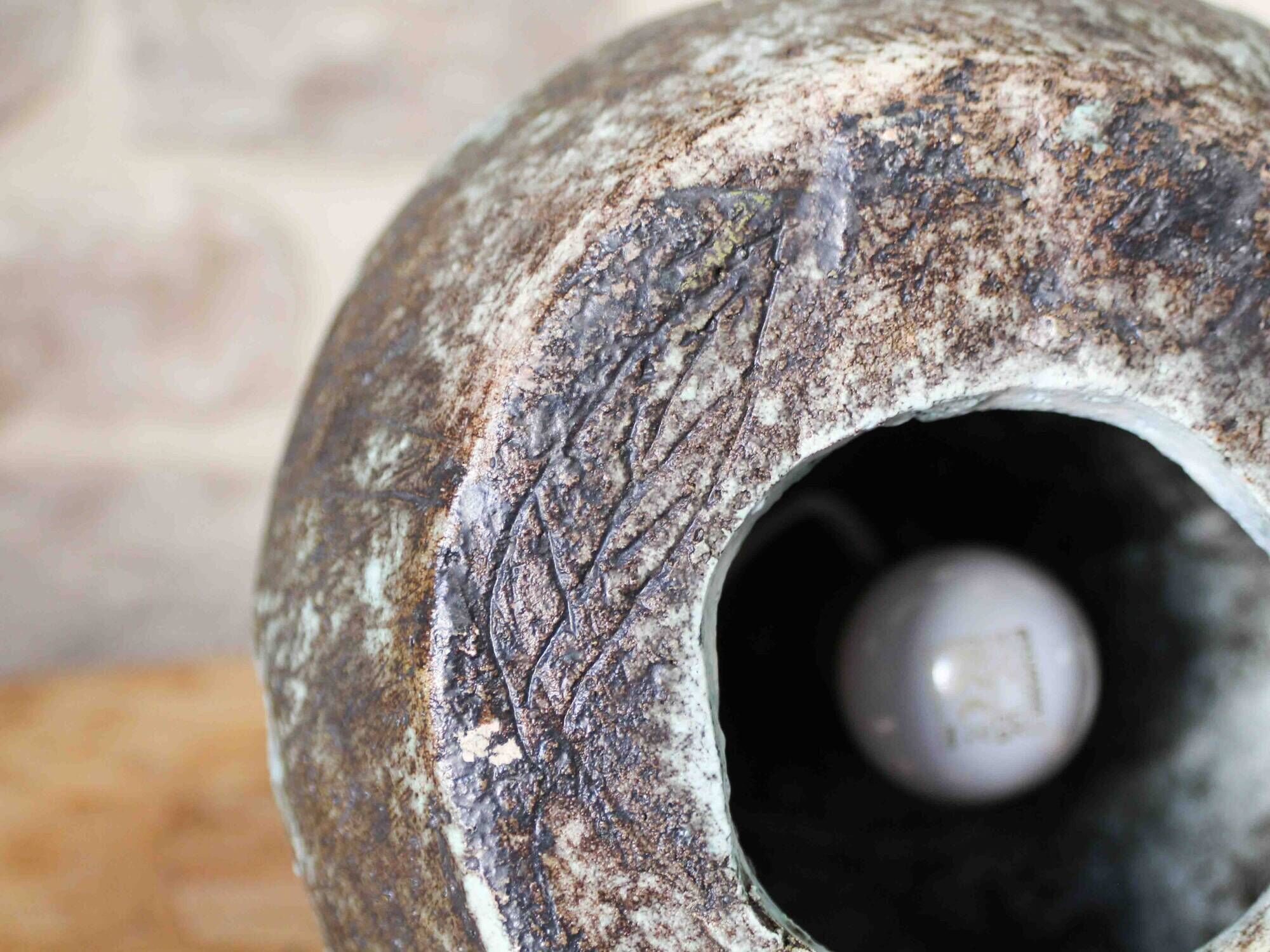 Large ceramic lamp base with dual lighting