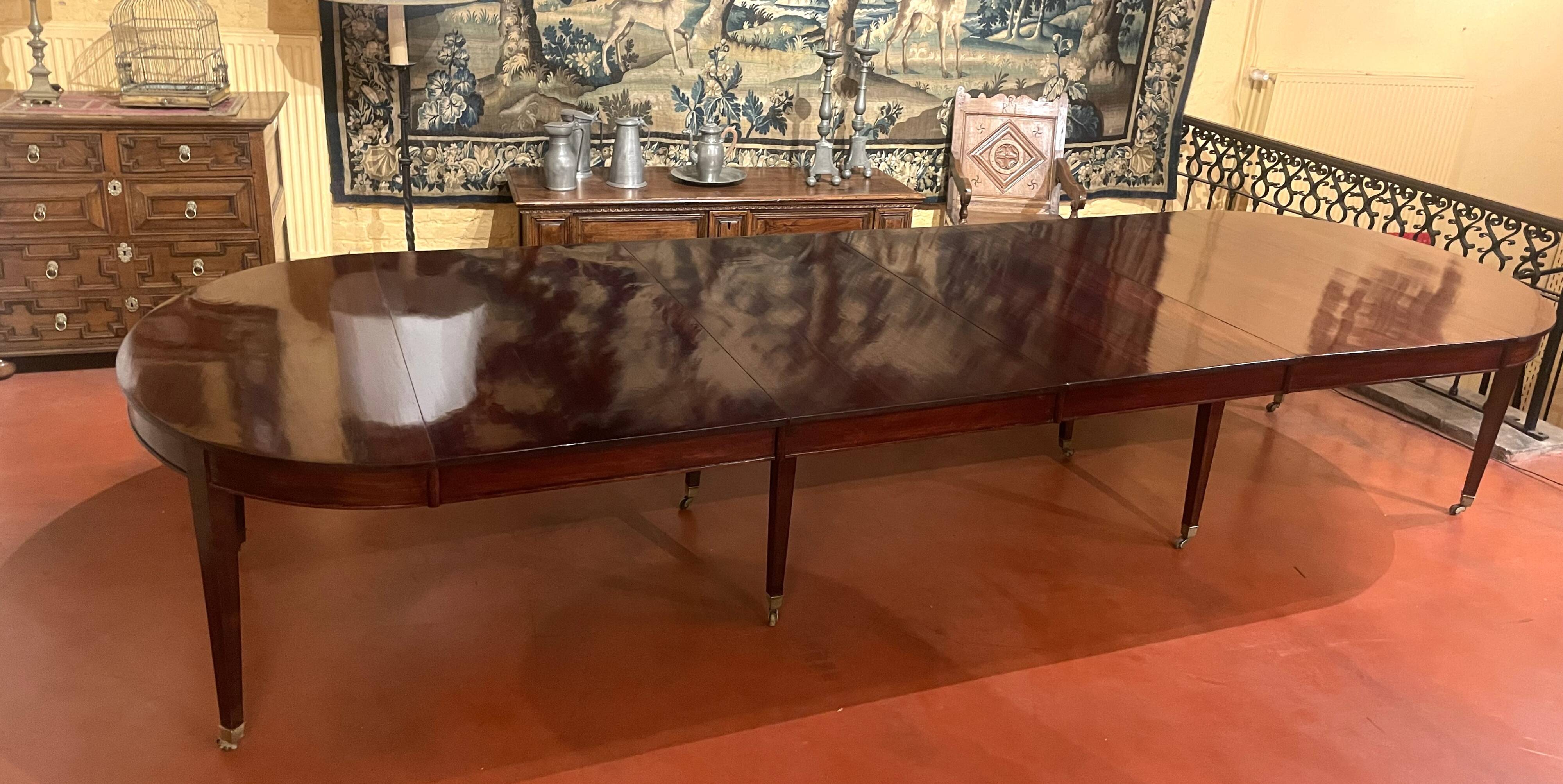 Directoire period extendable dining table in mahogany with a band.