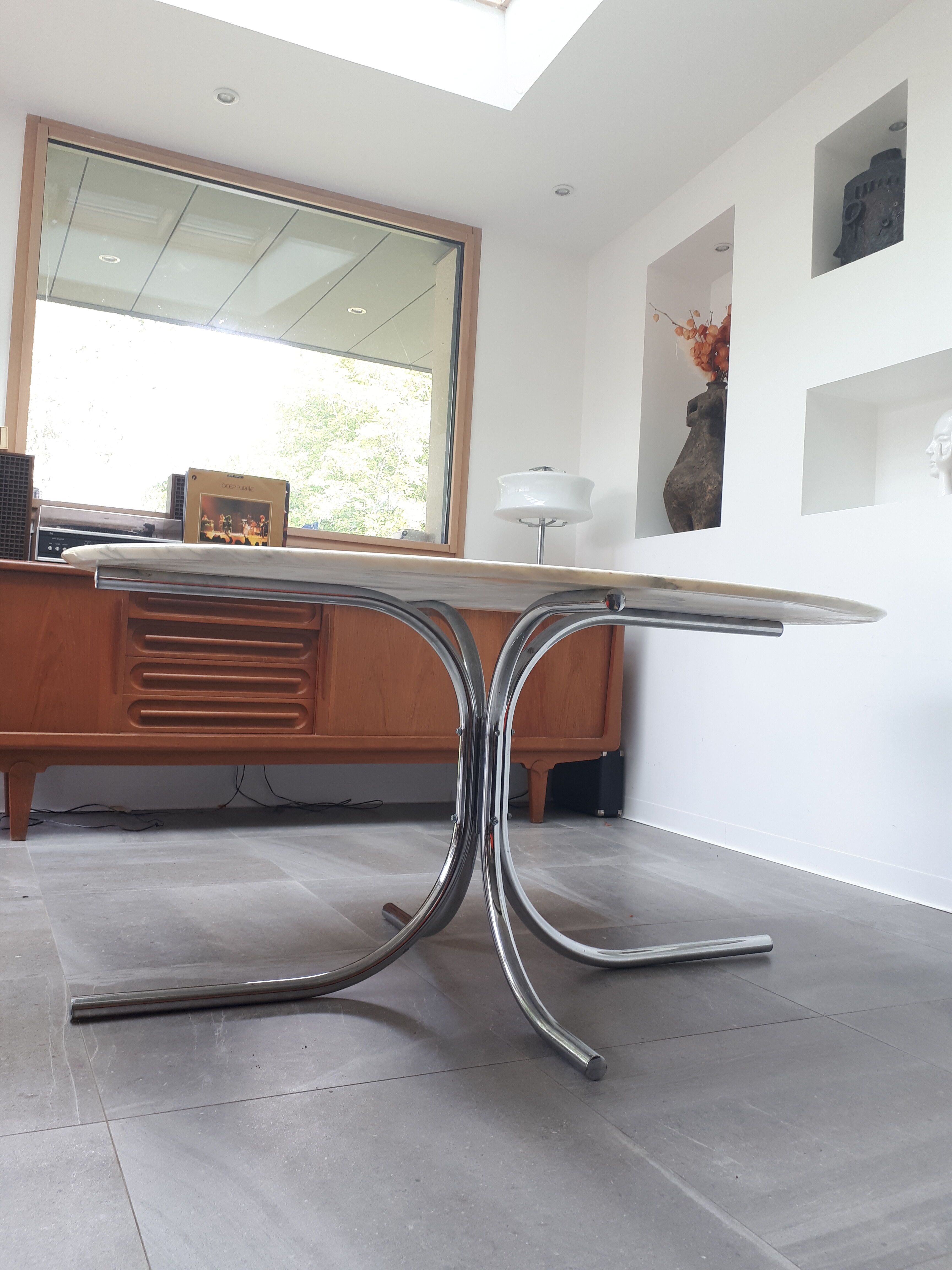 Marble table of the 70s at Roche Bobois
