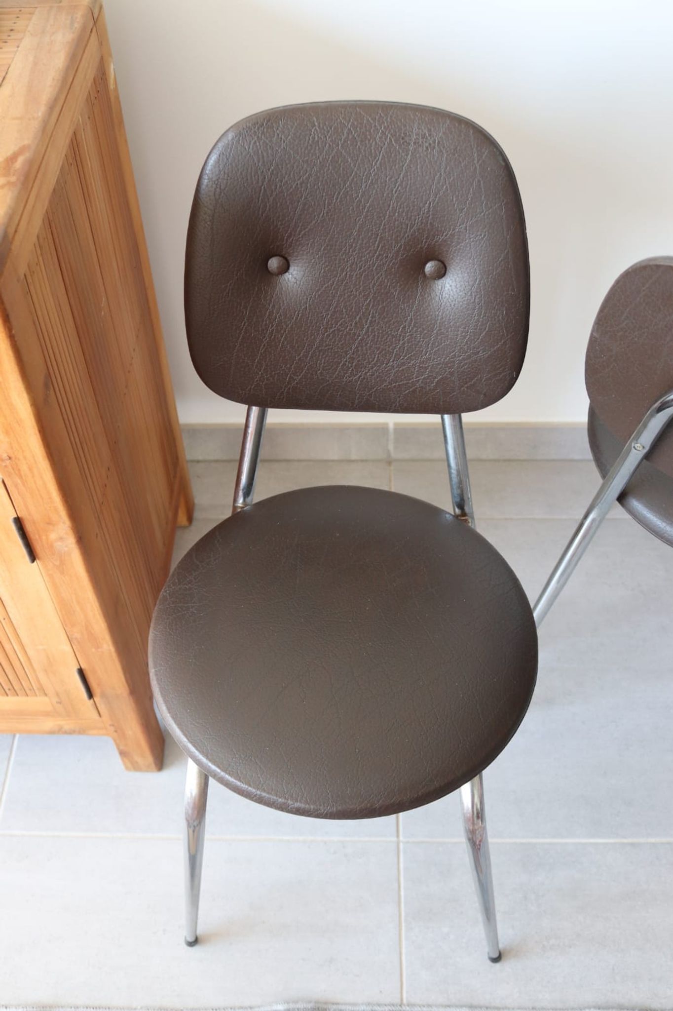 2 chaises années 70 en skaï chocolat et métal chromé