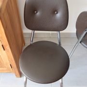 2 chaises années 70 en skaï chocolat et métal chromé