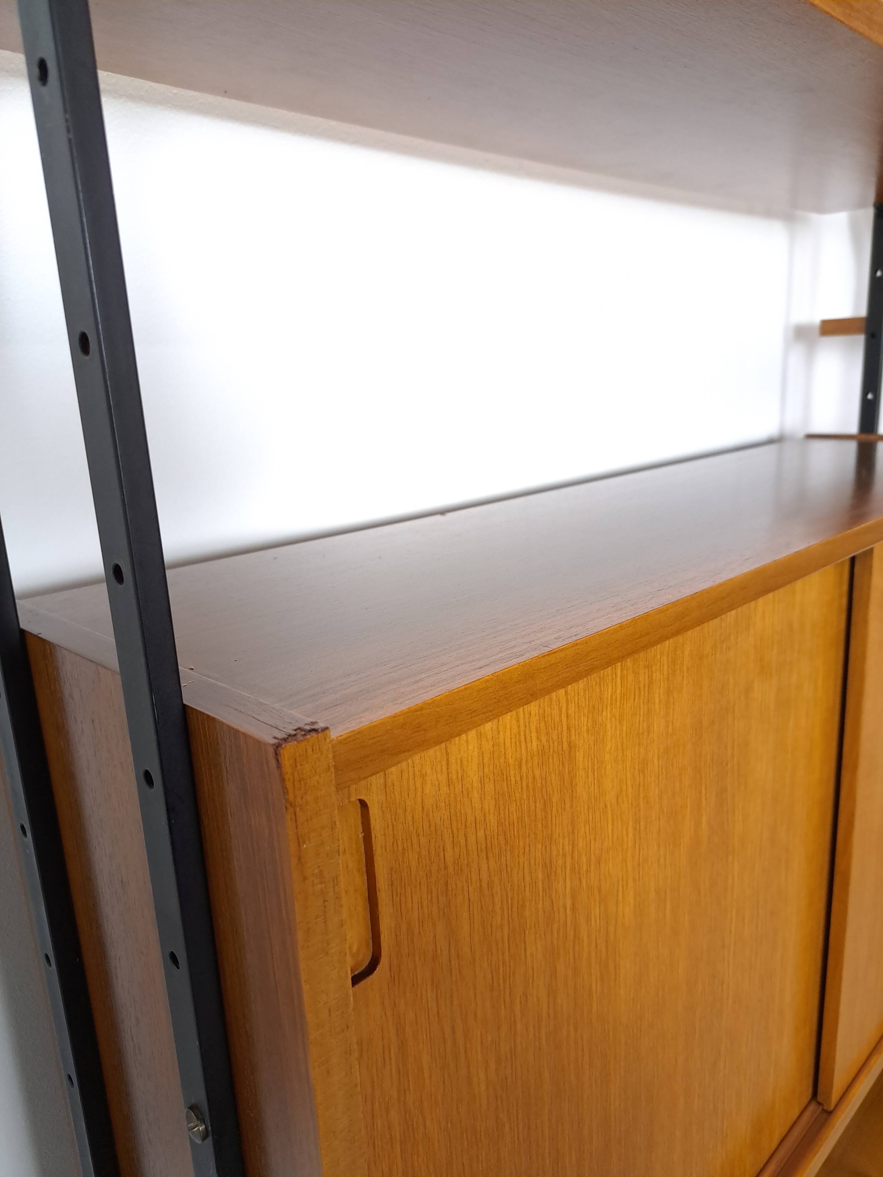 Modulair Omnia wandsysteem, Hilker, teak en zwart staal met legplanken