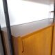 Système de mur modulable Omnia, Hilker, teck et acier noir avec étagères.