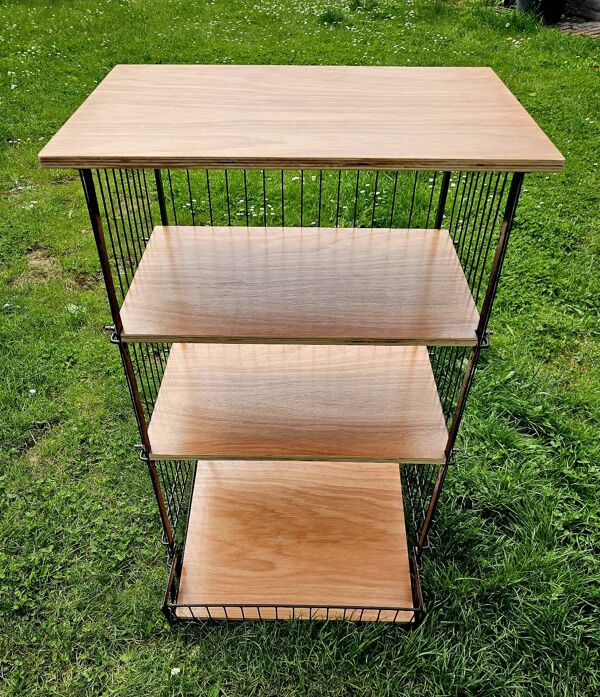 Ancien casier à pomme de terre restauré en étagère