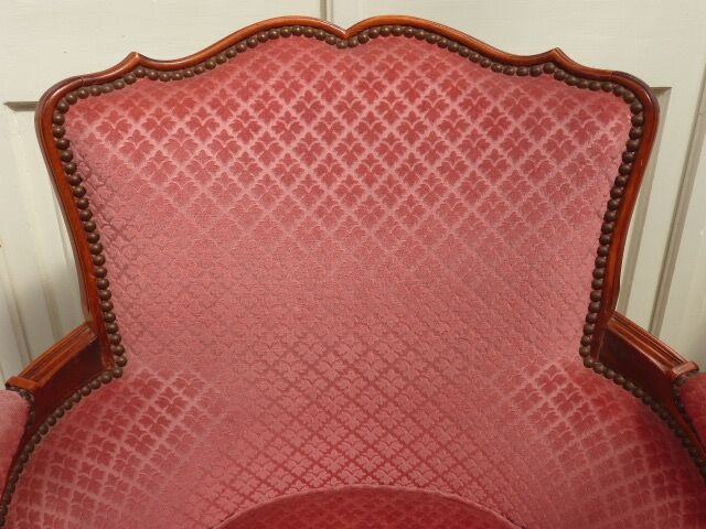 Vintage shepherdess armchair in pink velvet.