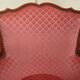 Fauteuil bergère vintage en velours rose.