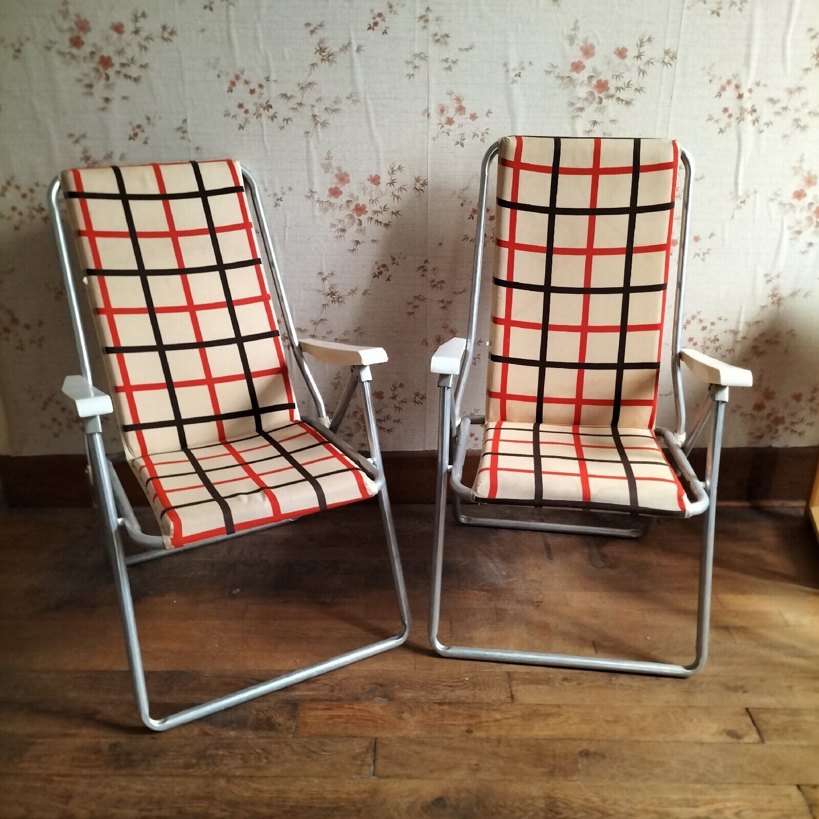 Set of two vintage folding chairs
