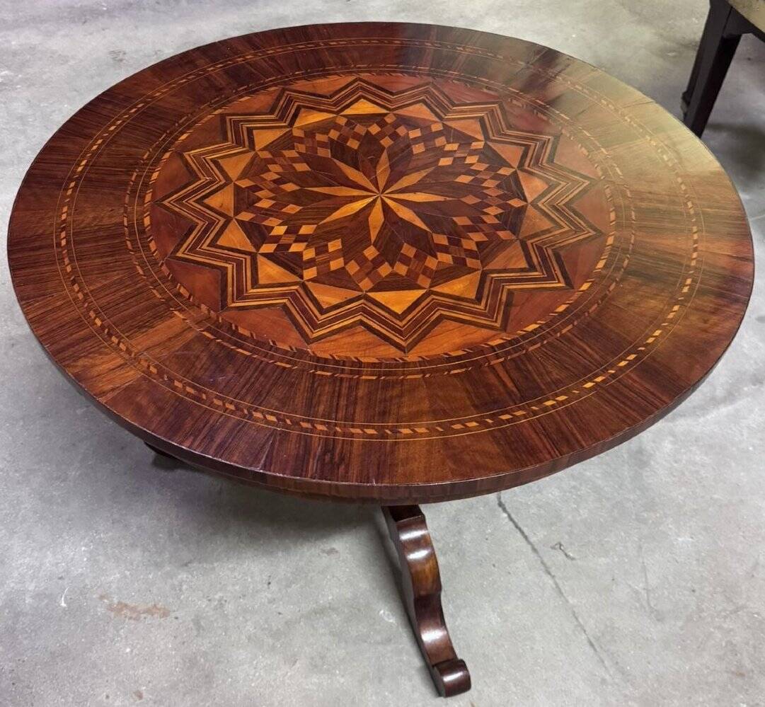 Round "Sorrentino" gueridon inlaid with a rosette design.