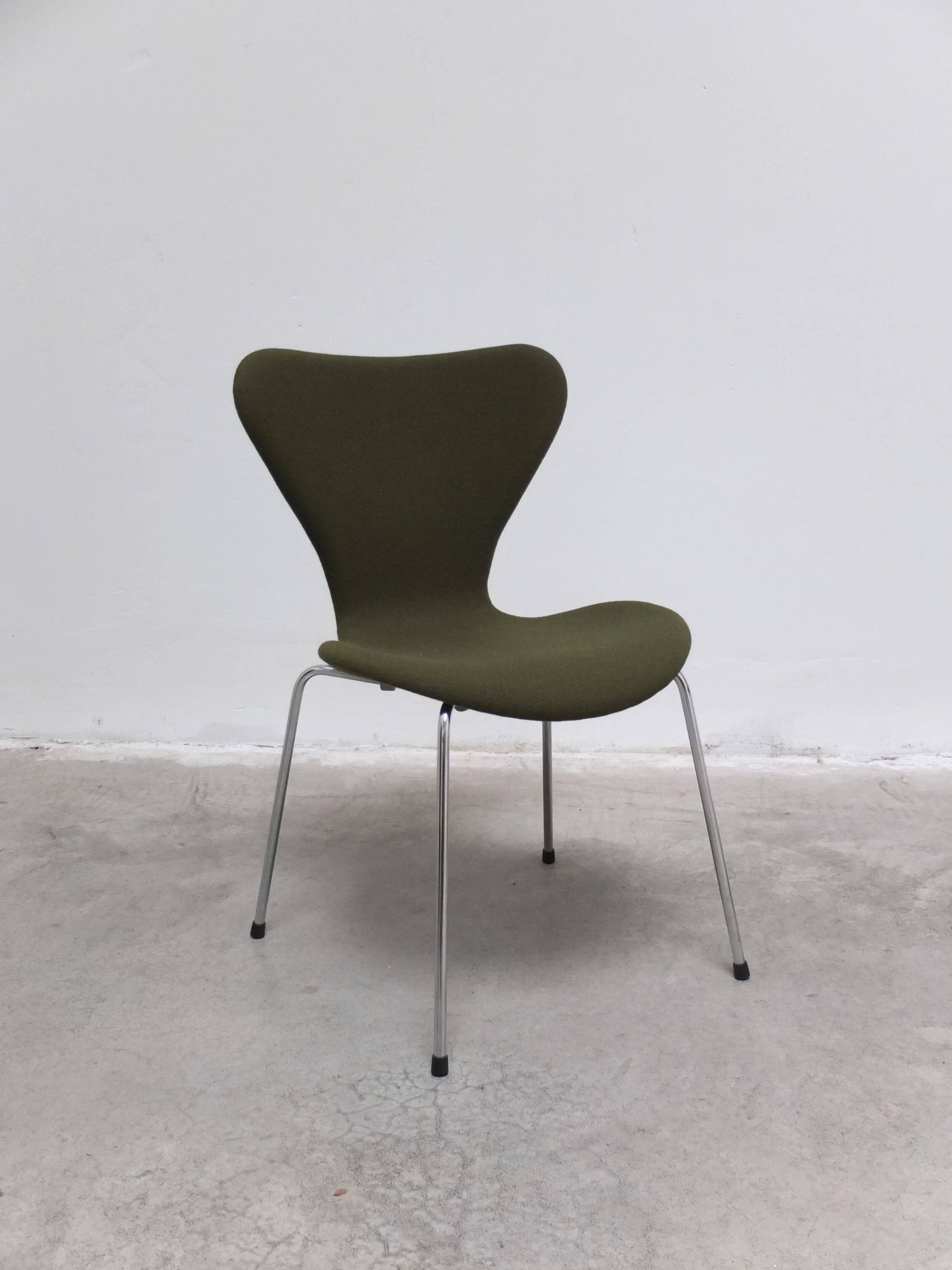 Pair of 'Series 7' chairs in green fabric by Arne Jacobsen for Fritz Hansen, 1980