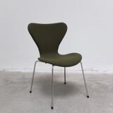 Pair of 'Series 7' chairs in green fabric by Arne Jacobsen for Fritz Hansen, 1980
