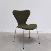 Pair of 'Series 7' chairs in green fabric by Arne Jacobsen for Fritz Hansen, 1980