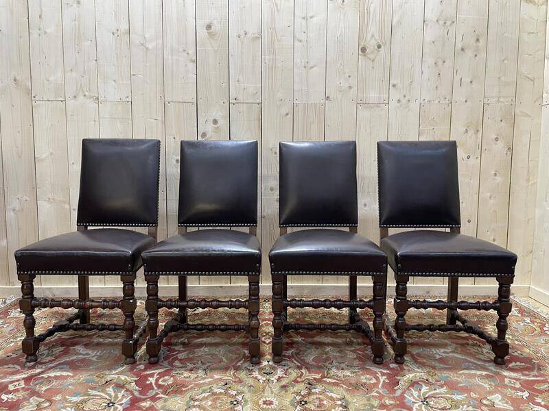 Suite de 4 chaises de style Louis XIII en cuir