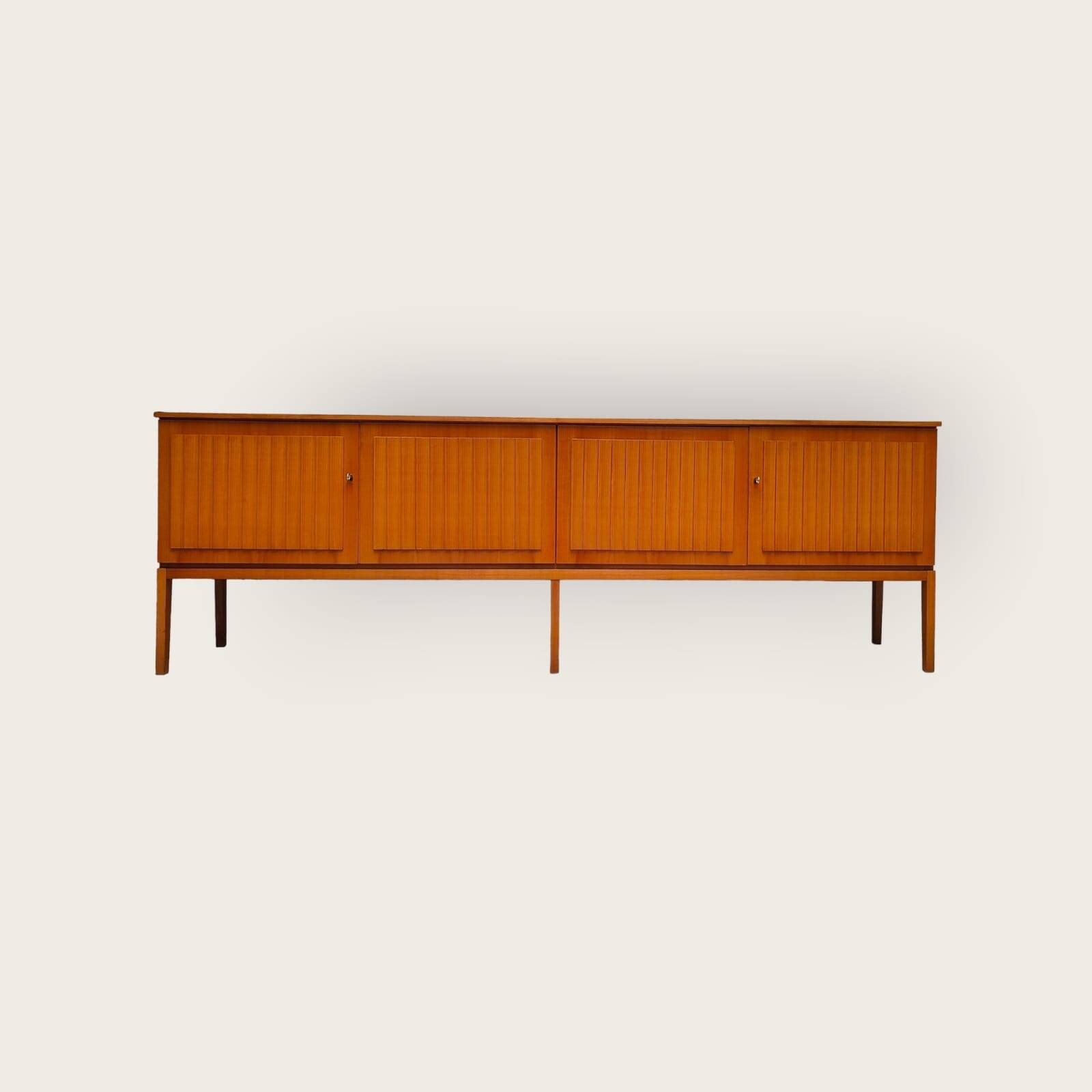 Buffet du milieu du siècle