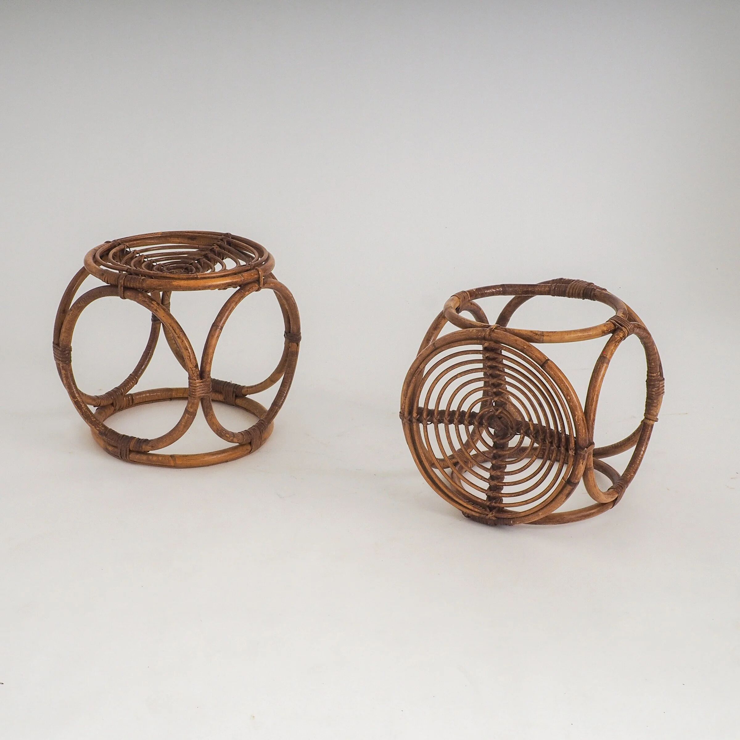Paire de tabourets en rotin faits à la main vintage / tables d'appoint
