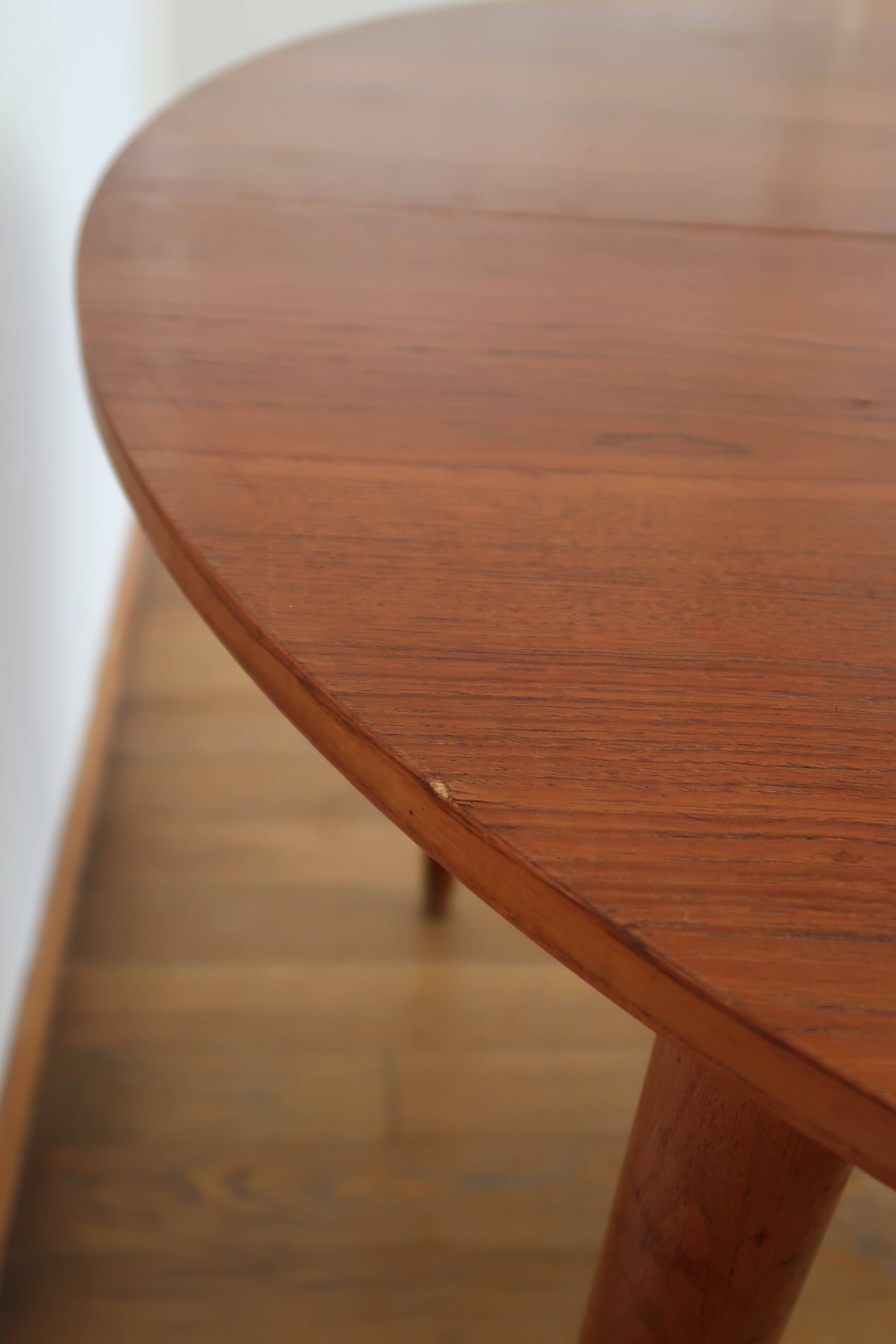Extendable Scandinavian Round Table