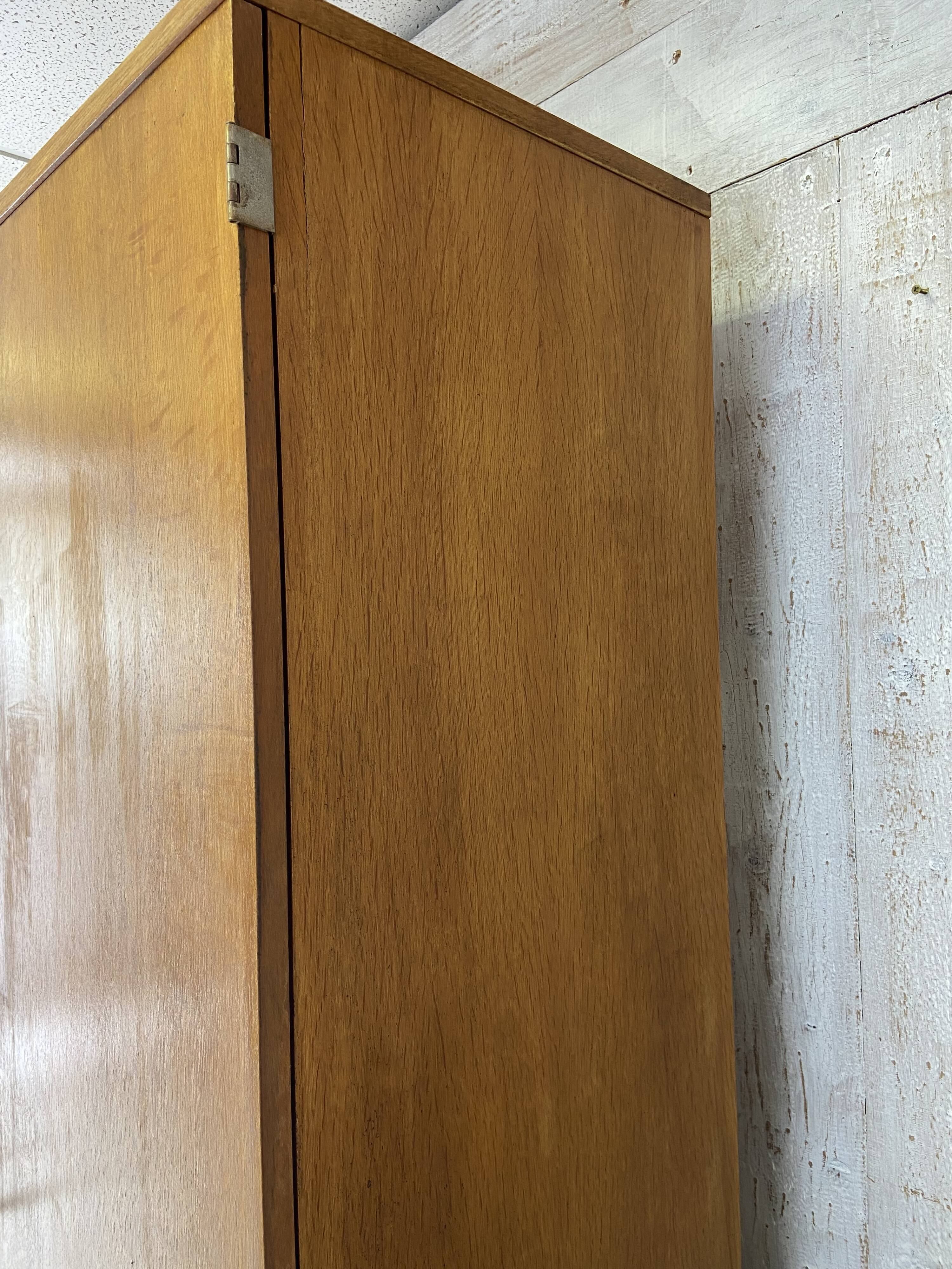 Armoire d'école vintage