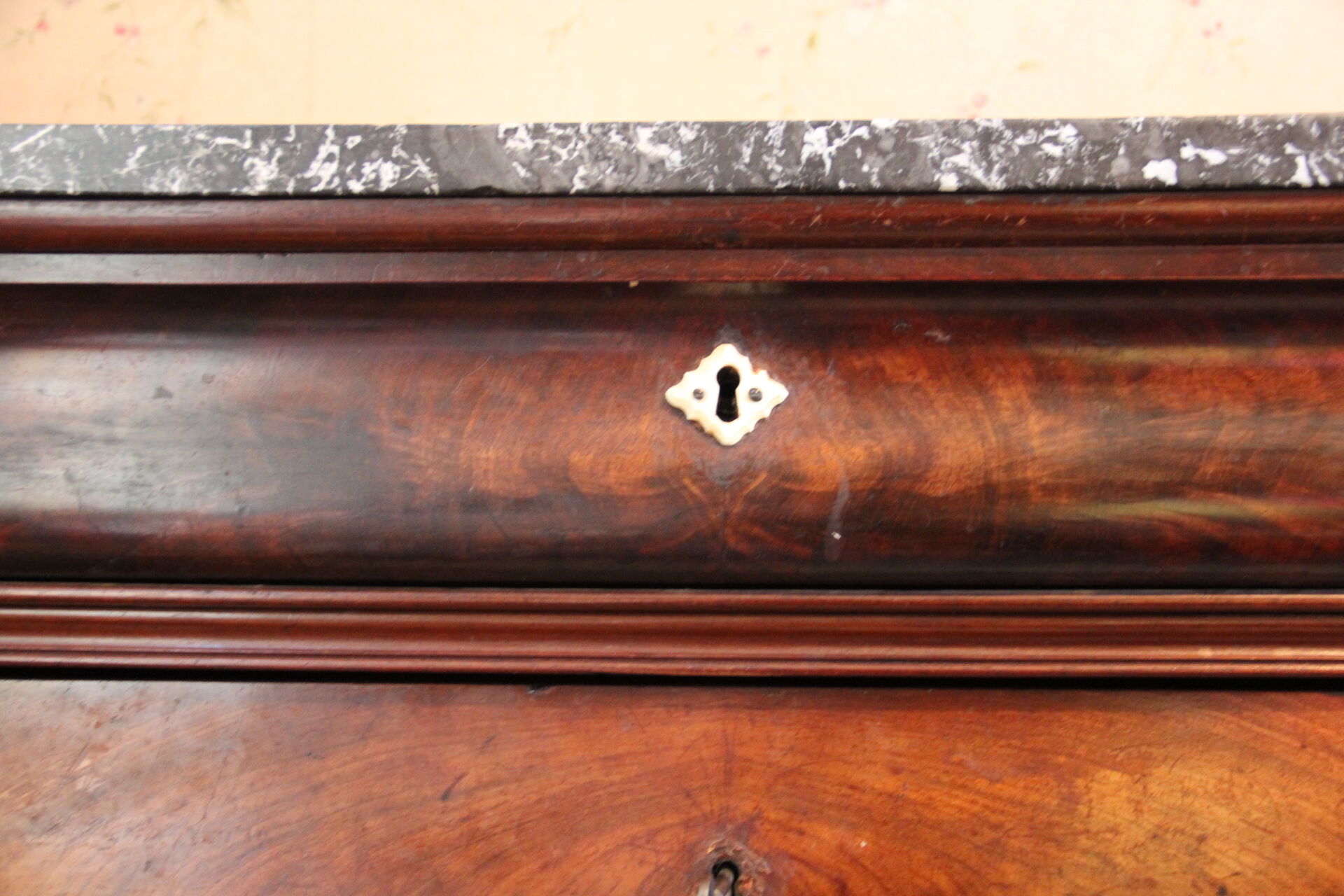 Louis Philippe chest of drawers, 19th century, in mahogany, Sainte-Anne marble