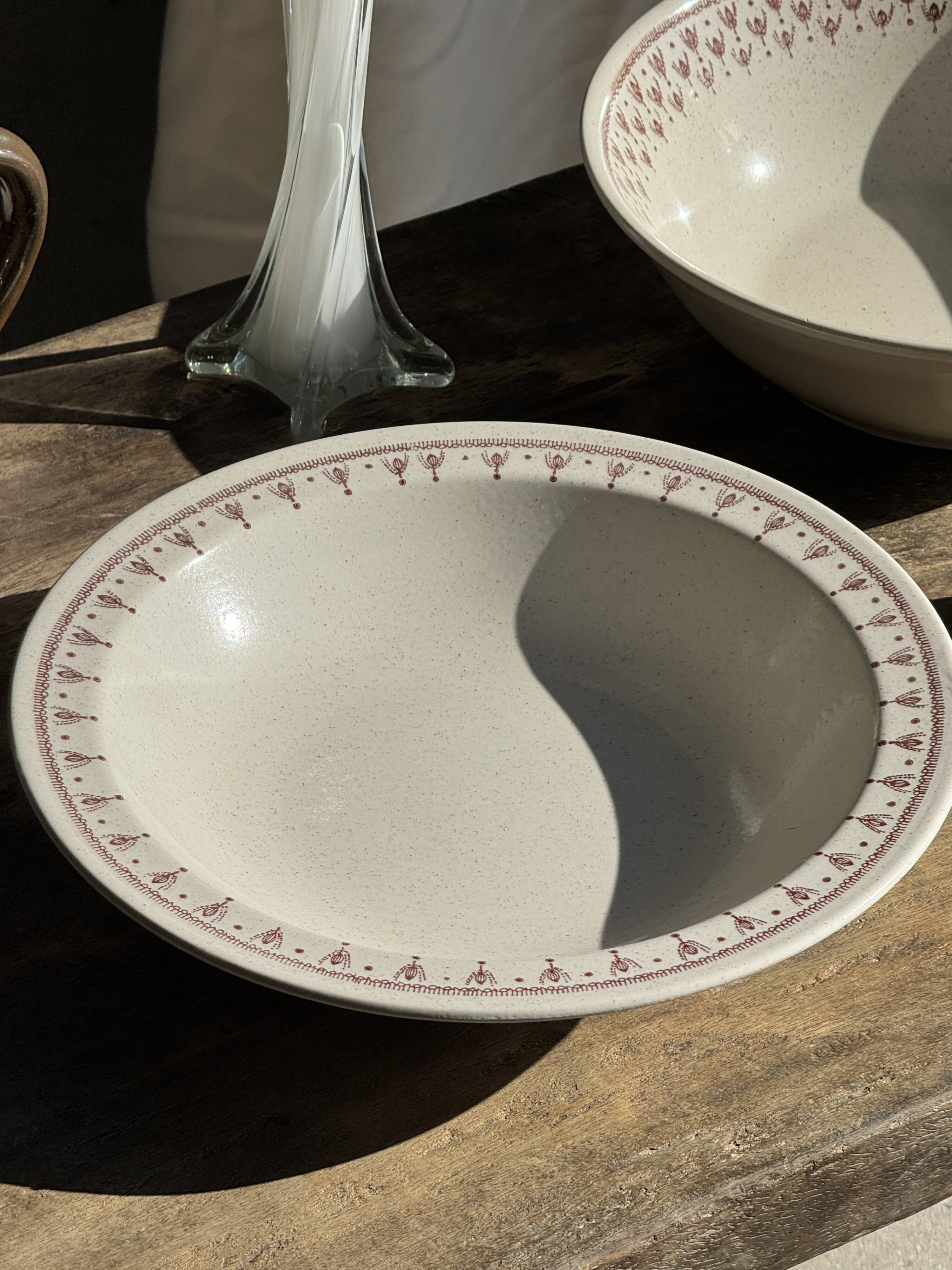 Set of a salad bowl and a vintage brown circular dish D28.