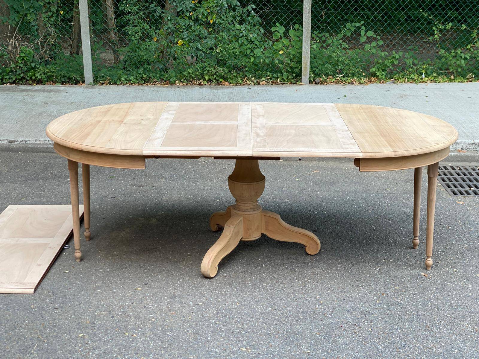 Table à manger ronde pied central extensible décapée en bois massif 3 rallo