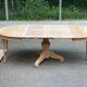 Table à manger ronde pied central extensible décapée en bois massif 3 rallo