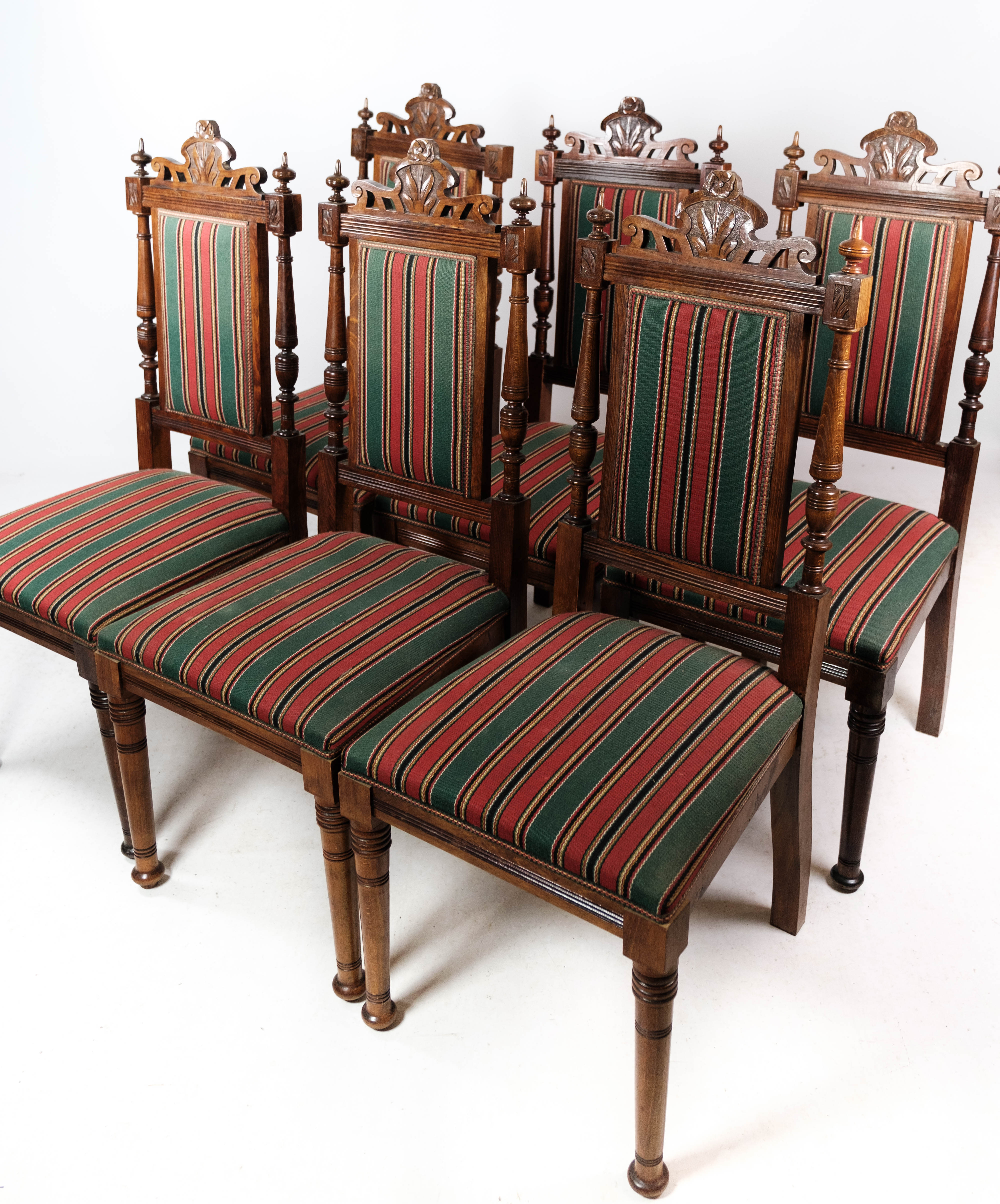 Ensemble de six chaises de salle à manger en chêne et rembourrées de tissu rayé, années 1920