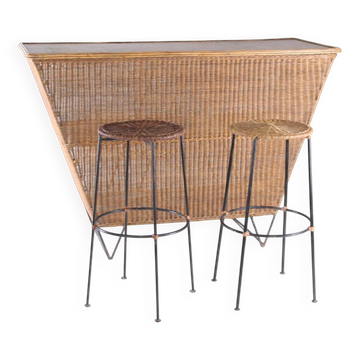 Wicker and iron bar with two stools