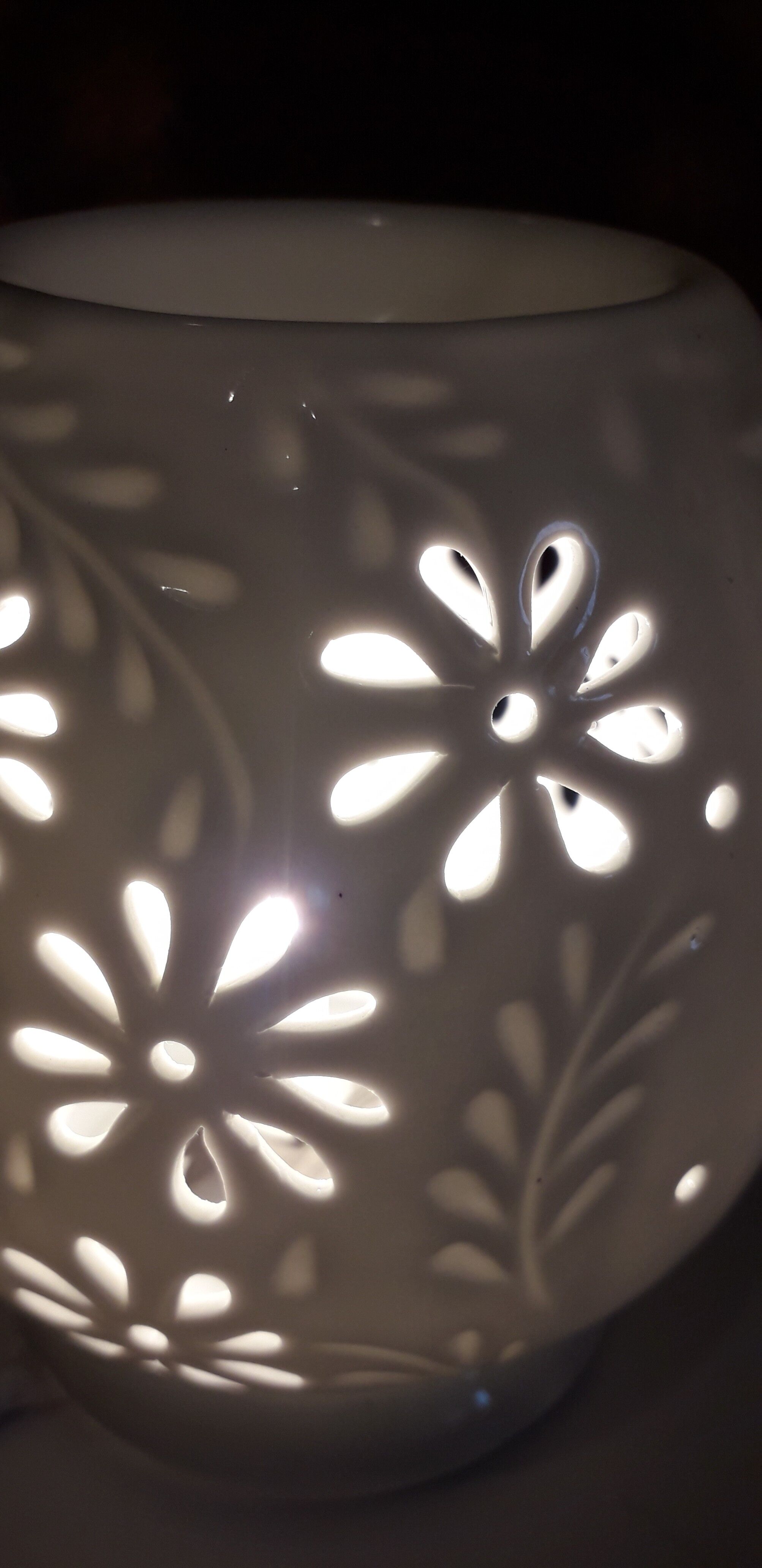 Table lamp in white porcelain openwork with flowers