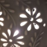Lampe de table en porcelaine blanche ajourée de fleurs
