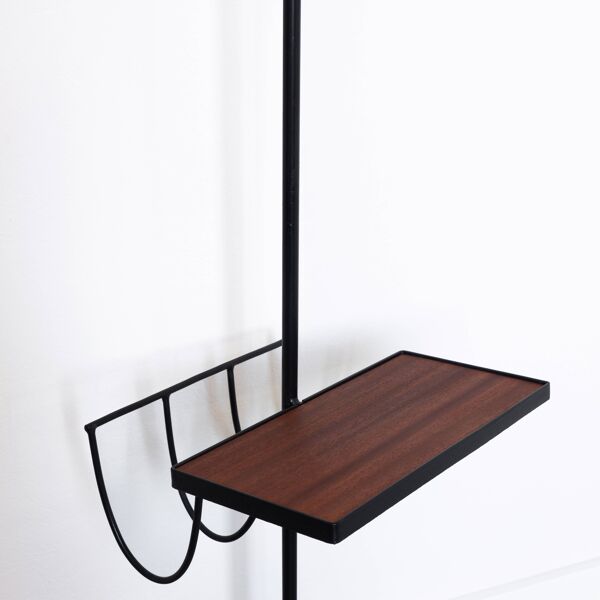 Lampadaire porte revue en métal noir avec tablette en céramique