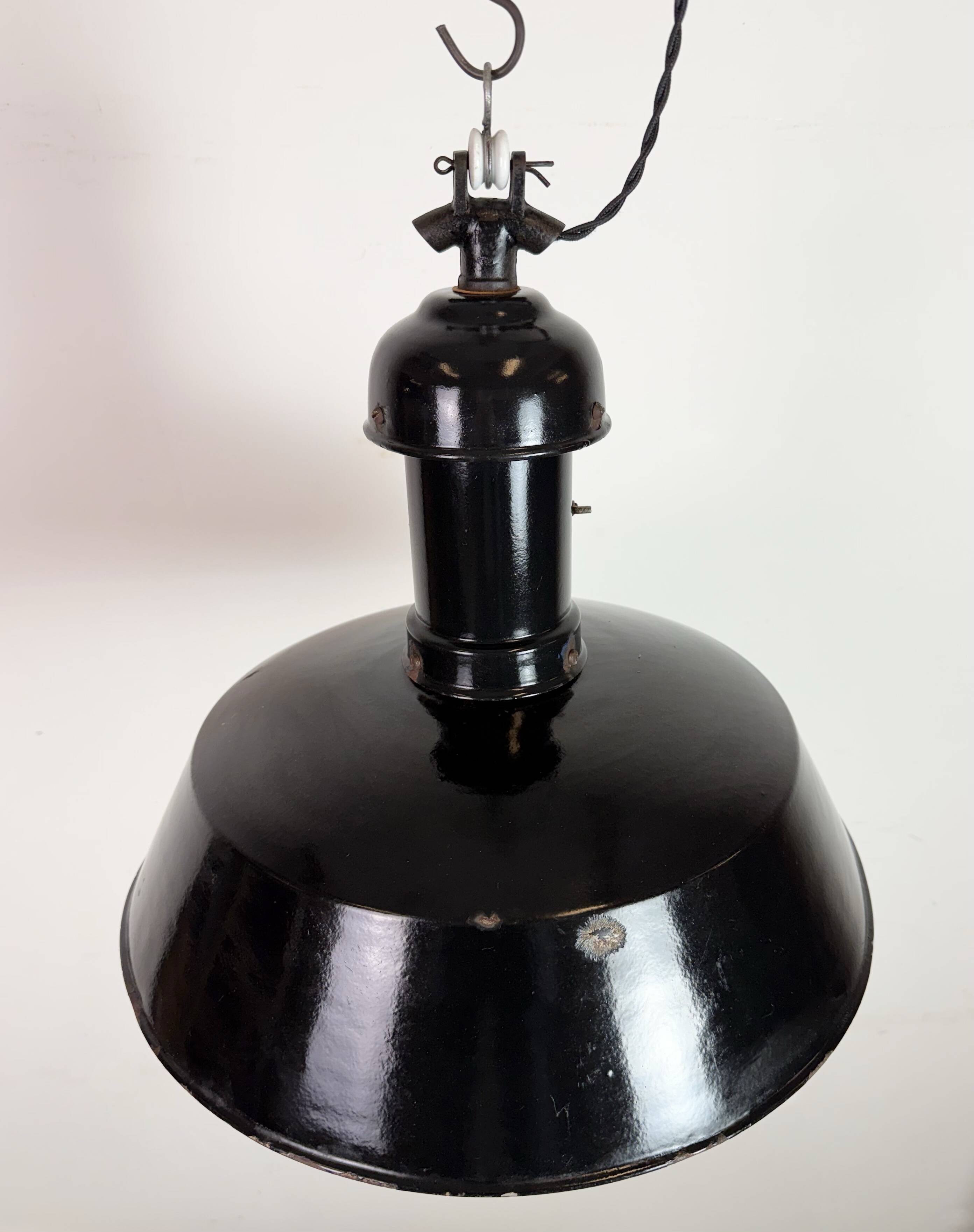 Lampe suspendue Bauhaus en émail noir industriel, années 1930