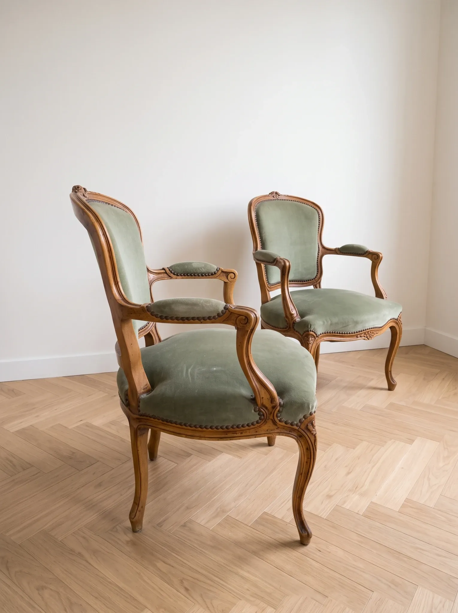Paire de fauteuils cabriolet style Louis XV en velours vert