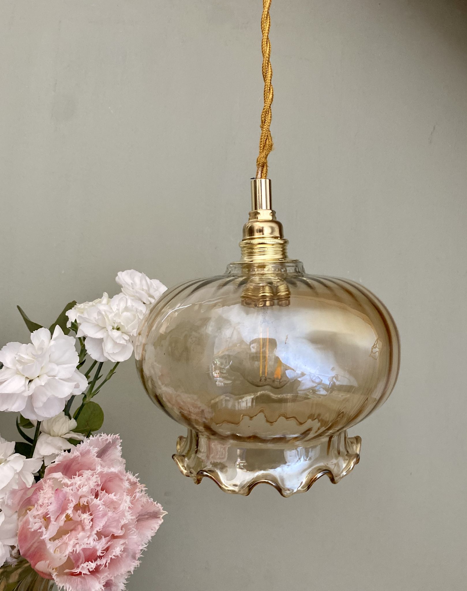 Suspension globe vintage en verre ambré