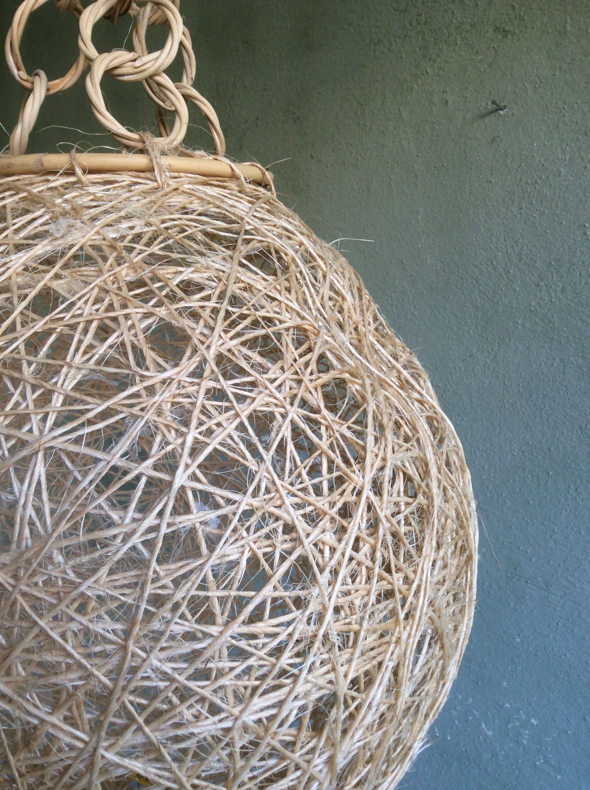 Suspension boule en corde et rotin