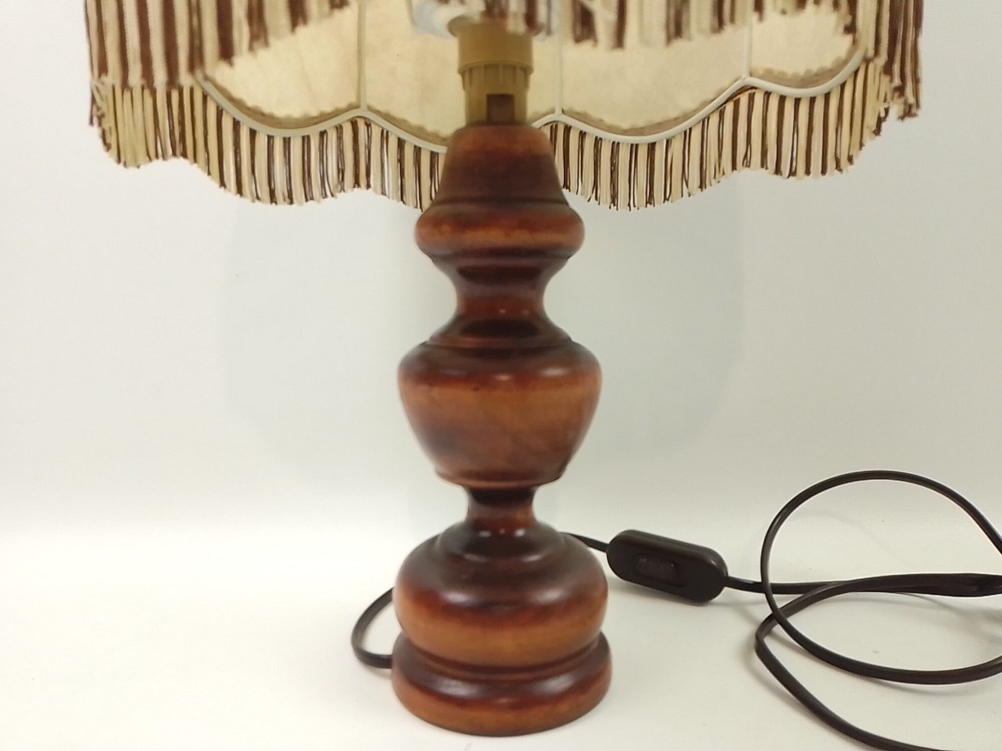 Lampe pied bois et abat-jour à franges