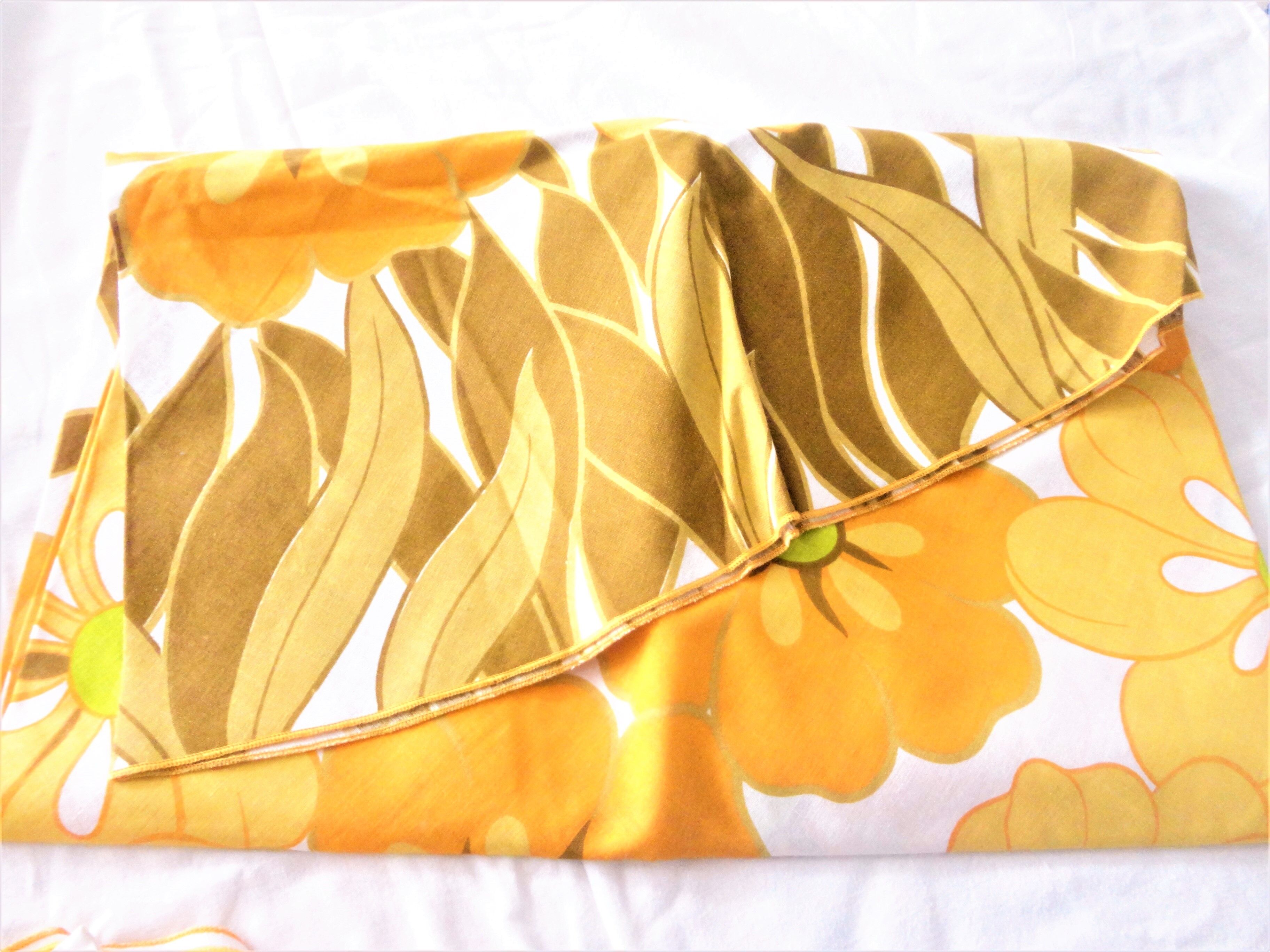 Vintage 1970s round tablecloth and napkins