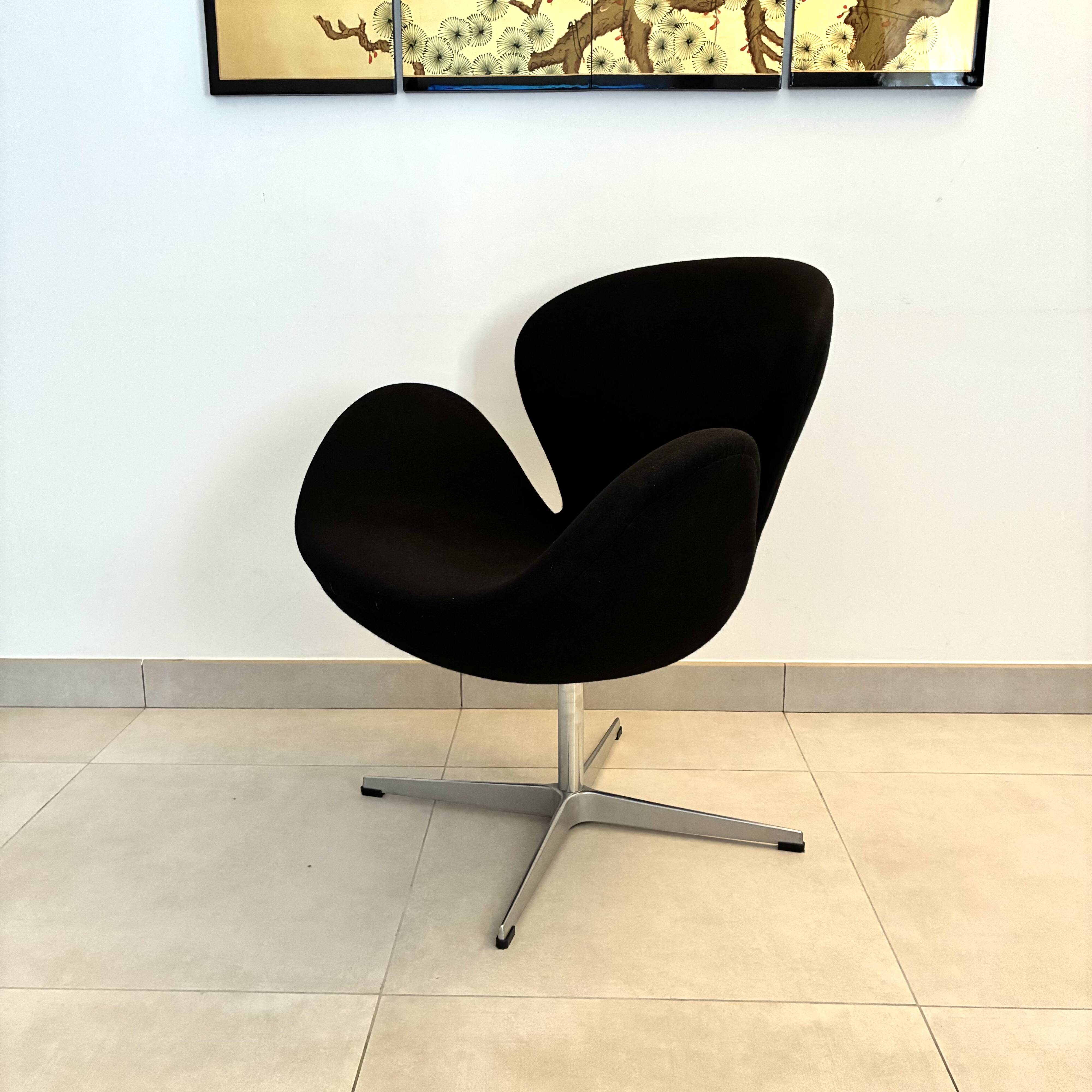 Fauteuil Pivotant Noir Style "Swan"