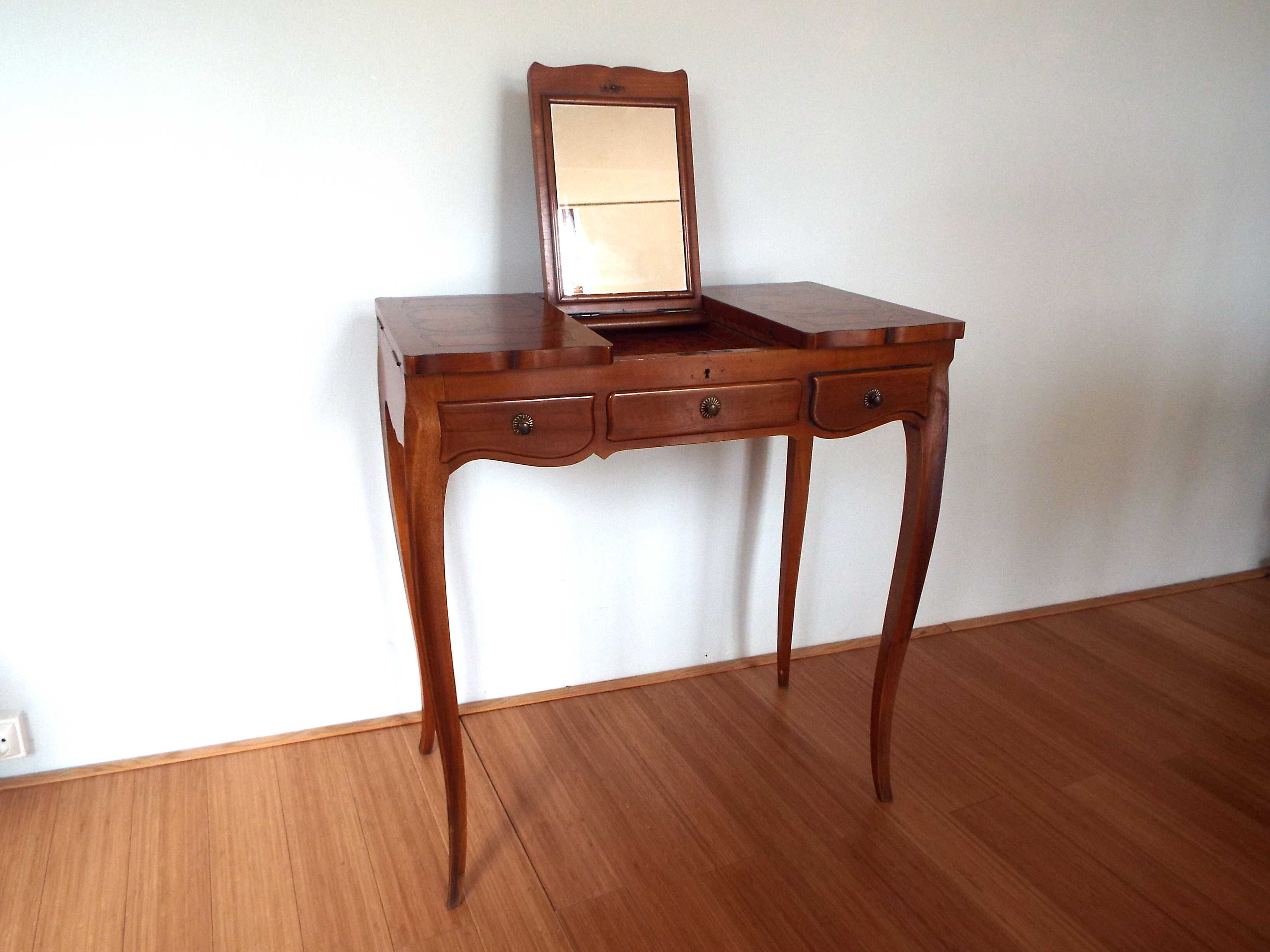 Table dressing table worker