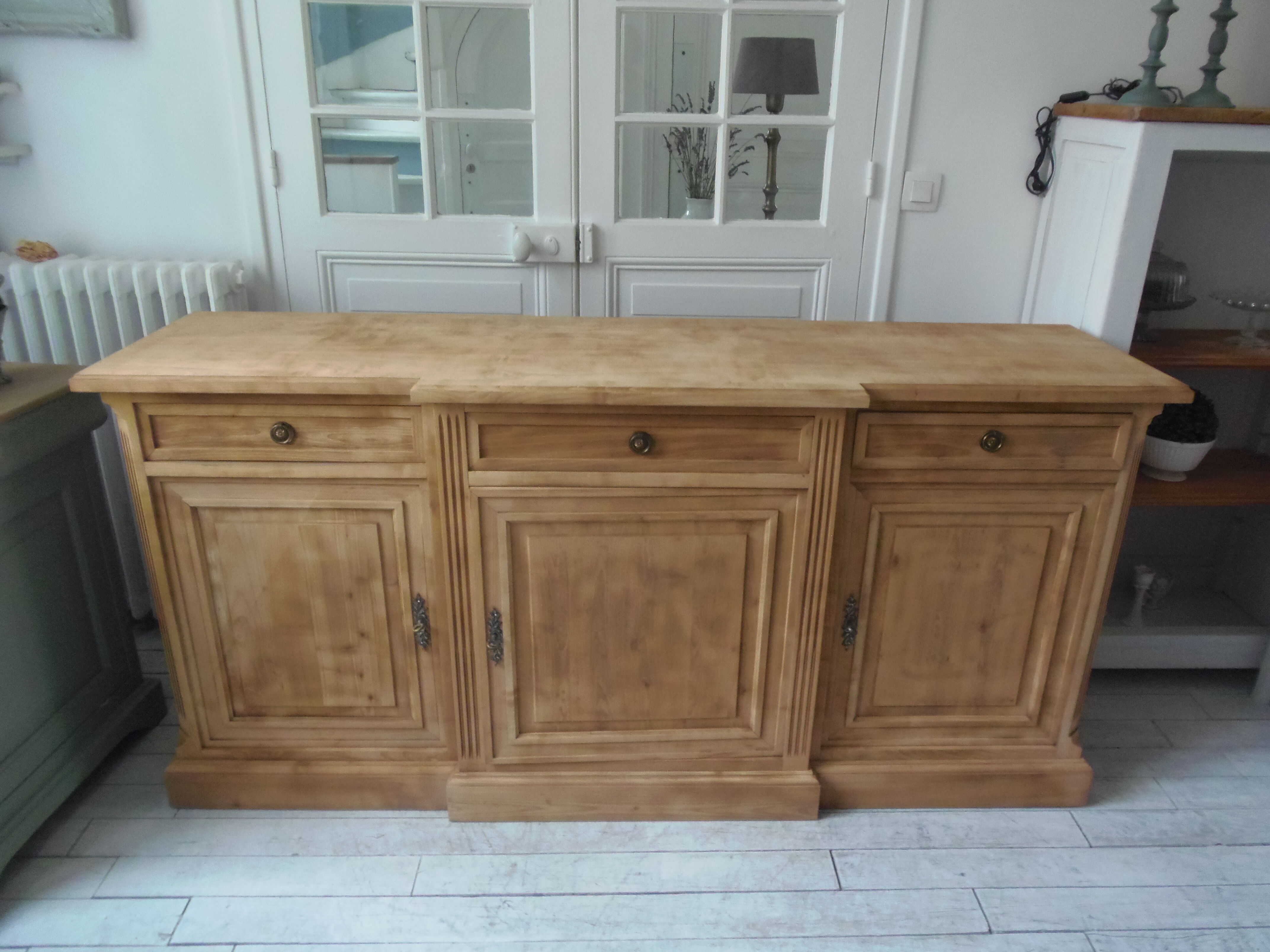 Buffet 3 doors of beautiful Louis XVI style in raw wood