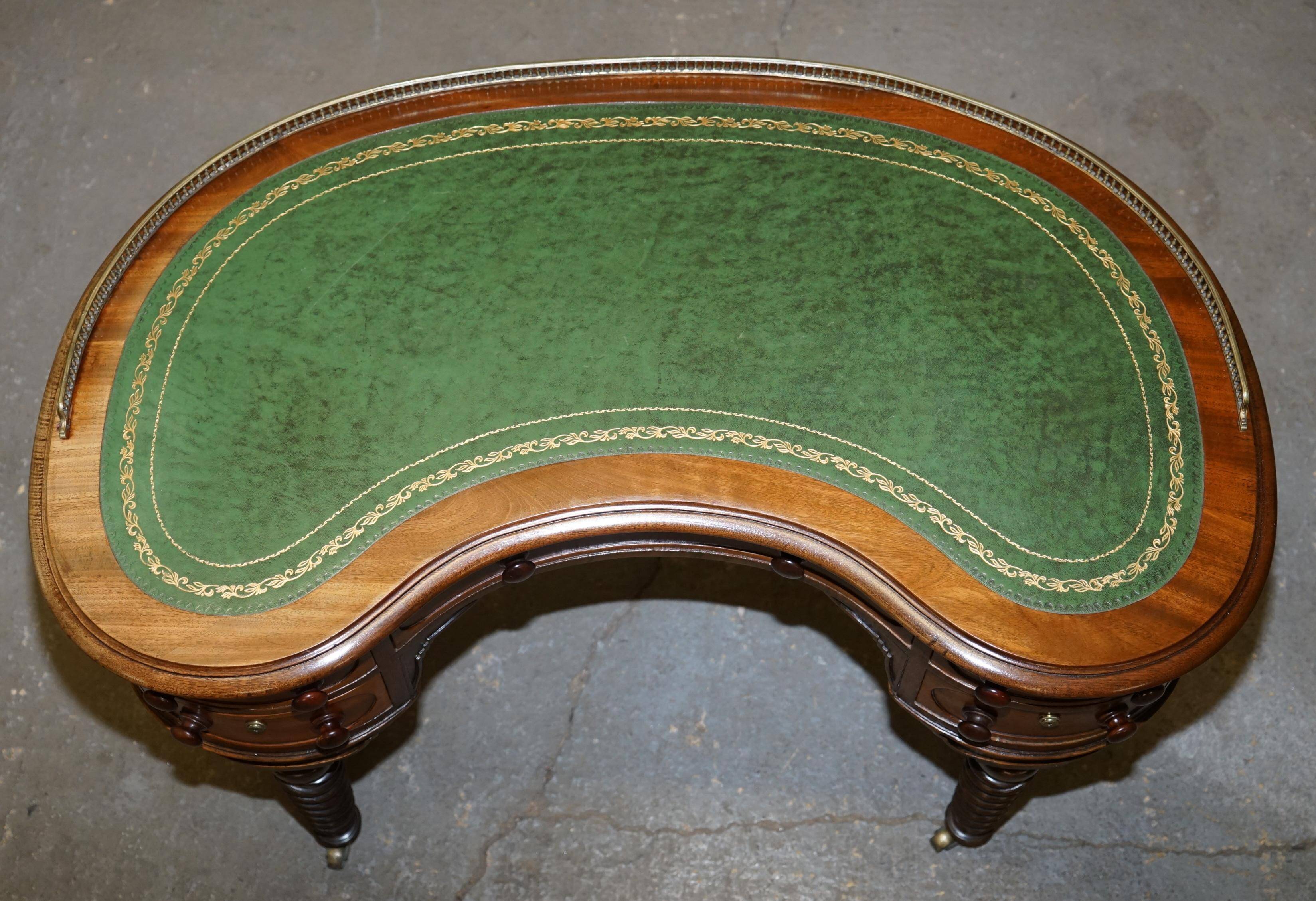 Bureau Kidney de Campagne Militaire Regency de Gillow's of Lancaster avec Galerie en Laiton