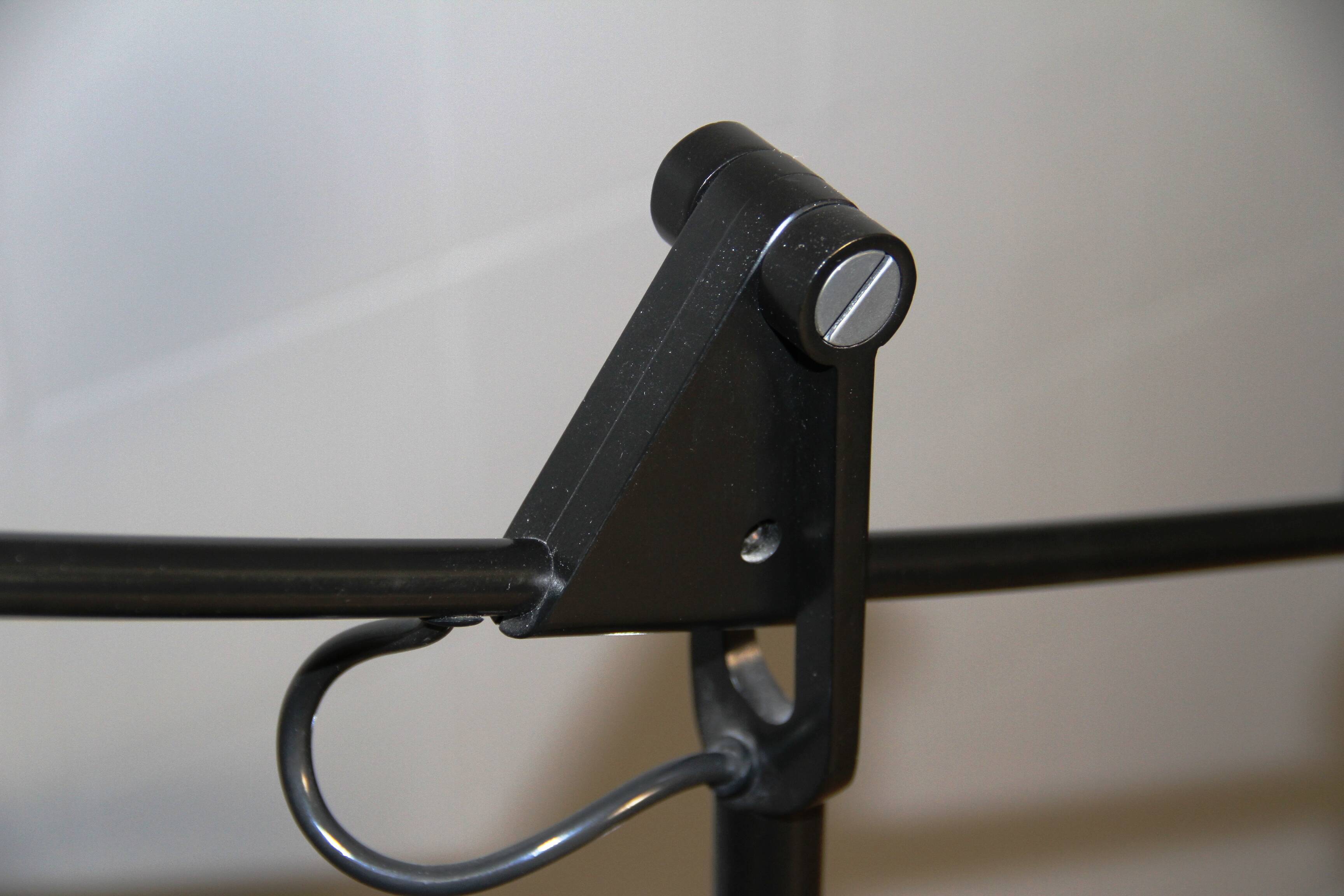 Calder Lamp, Metalarte