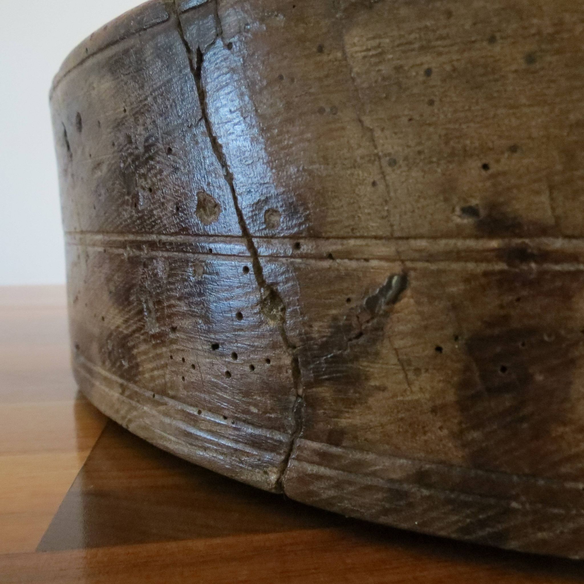 Antique 19th Century Large English Elm Wooden Straight Sided Dairy Wash Bow