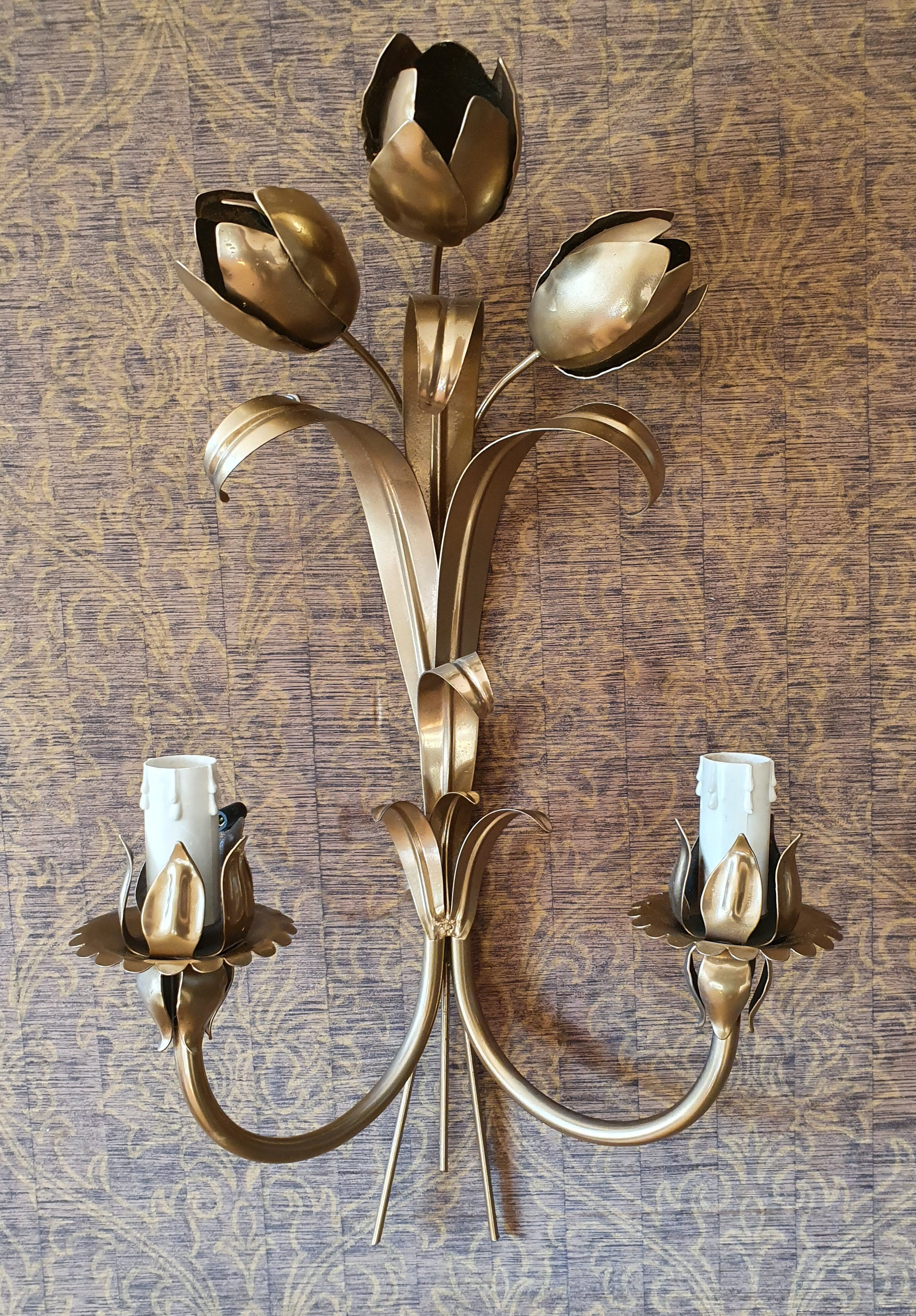 Gold sconces with floral decoration