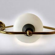 Suspension moderniste en verre sablé blanc et laiton