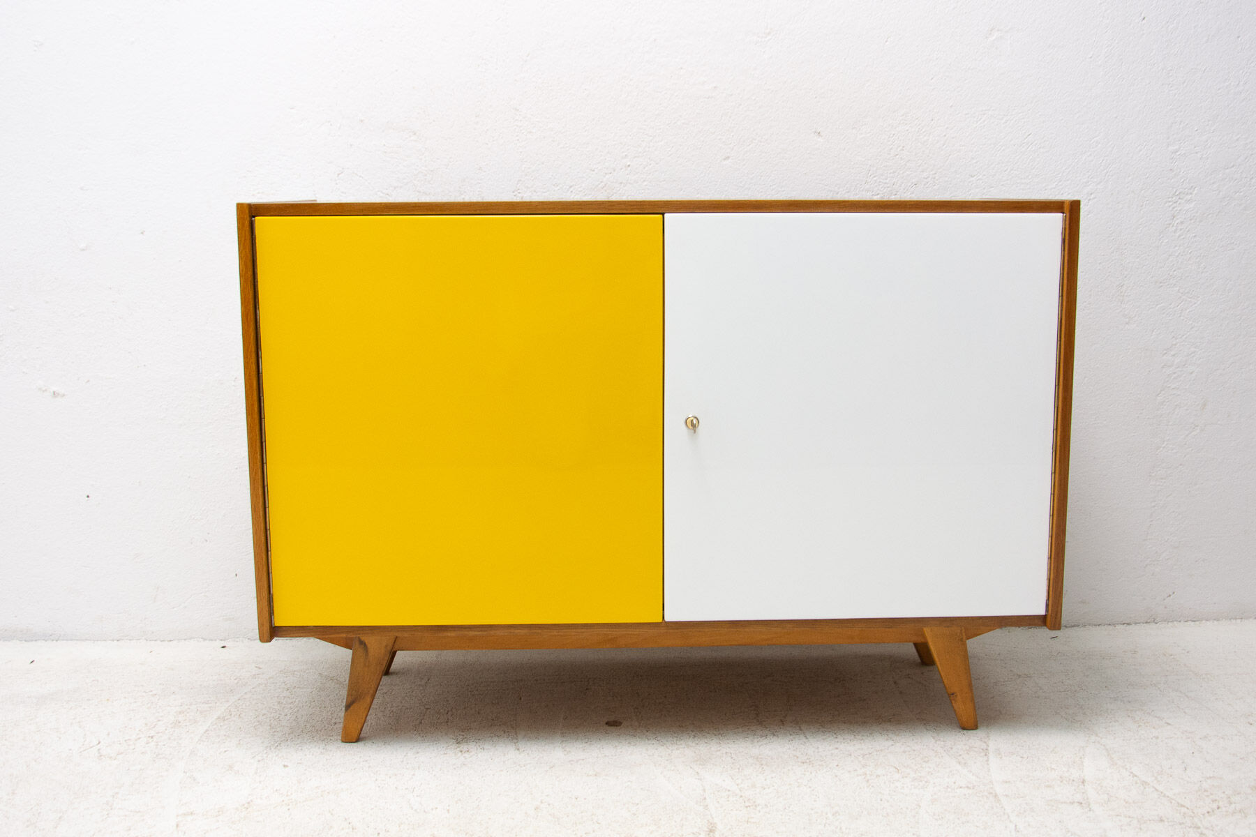 Buffet U-450 du milieu du siècle entièrement restauré par Jiří Jiroutek, années 1960, Tchécoslovaquie