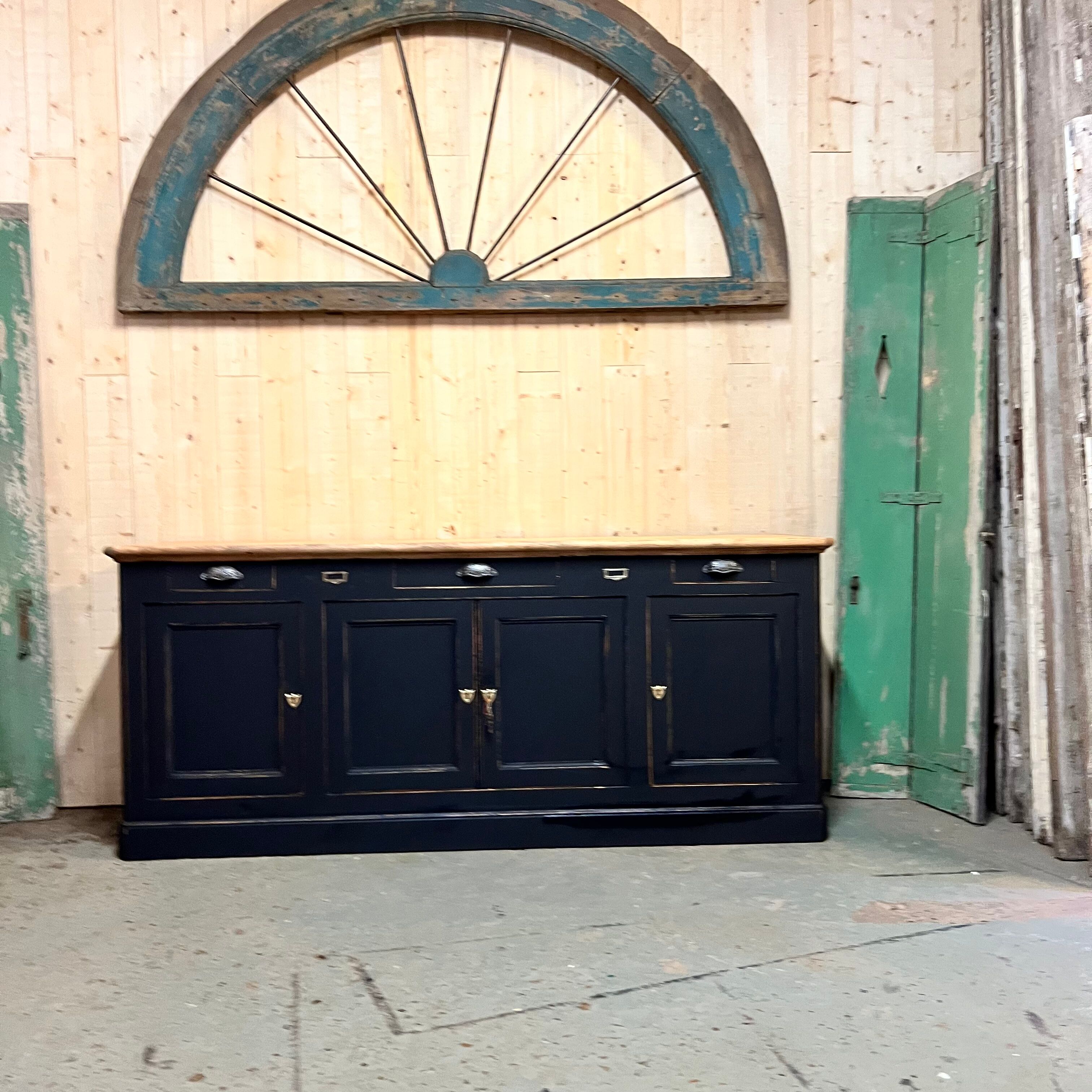 Ancien buffet de commerce